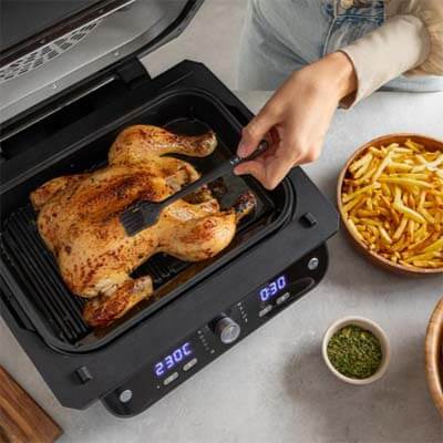 Cecofry FireDome 8000 Pro asando un pollo